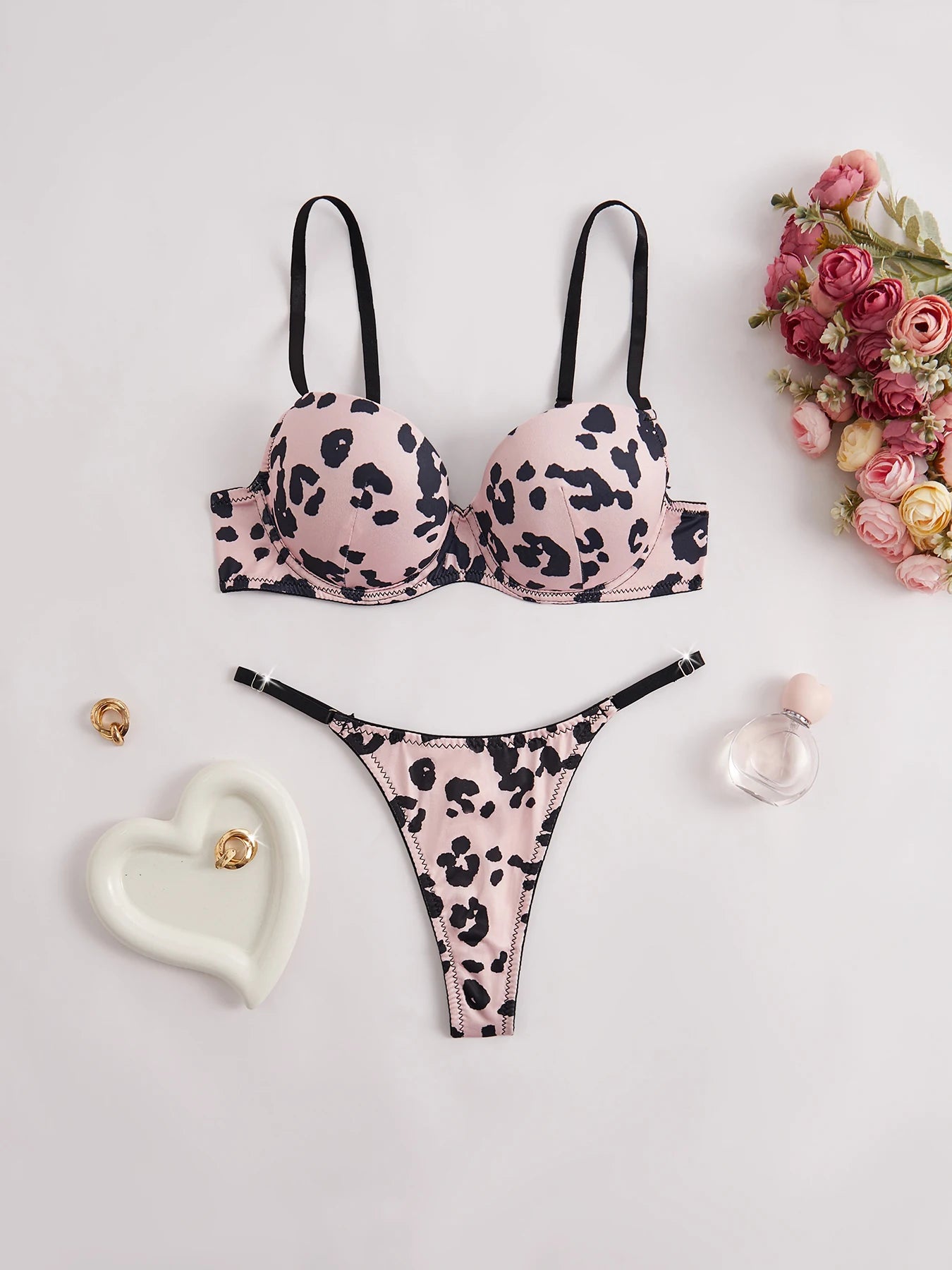 Womens Sexy and Fashionable Design Wild Leopard Print Body Fitting Lingerie Set