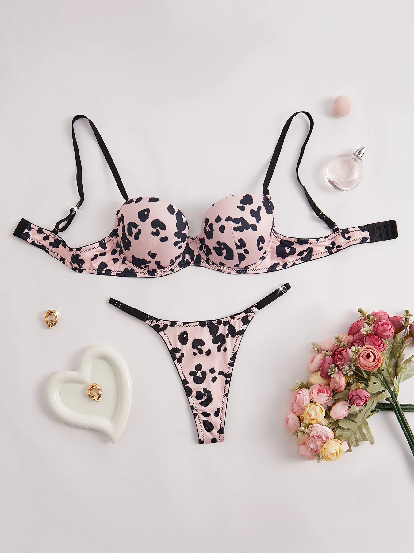 Womens Sexy and Fashionable Design Wild Leopard Print Body Fitting Lingerie Set
